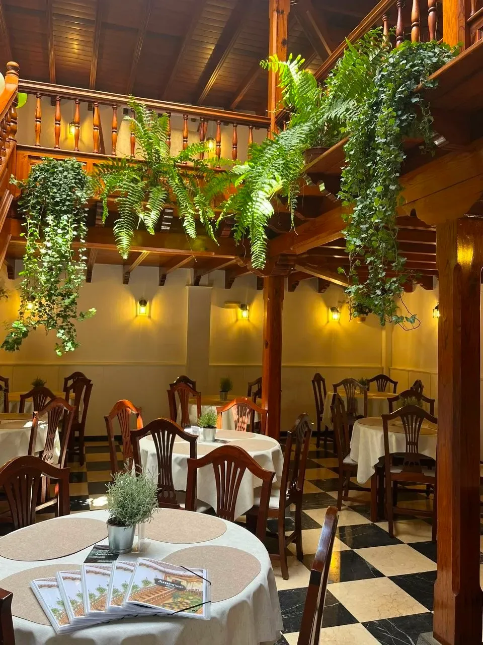 Comedor de Amor 1927 rodeado de plantas