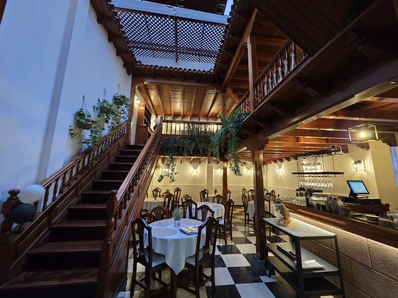 Patio central y escalera de madera